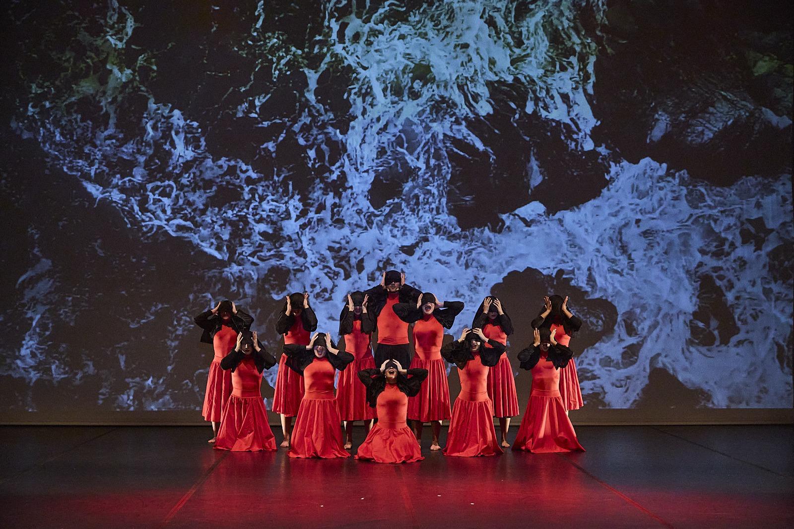 Espetáculo Be Artist — coro em vermelho sobre projeção de mar