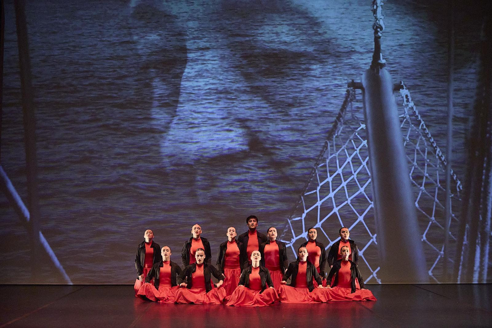 Espetáculo Be Artist — grupo alinhado no palco